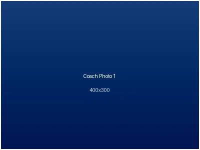 奇异果体育前教练在战术板前讲解